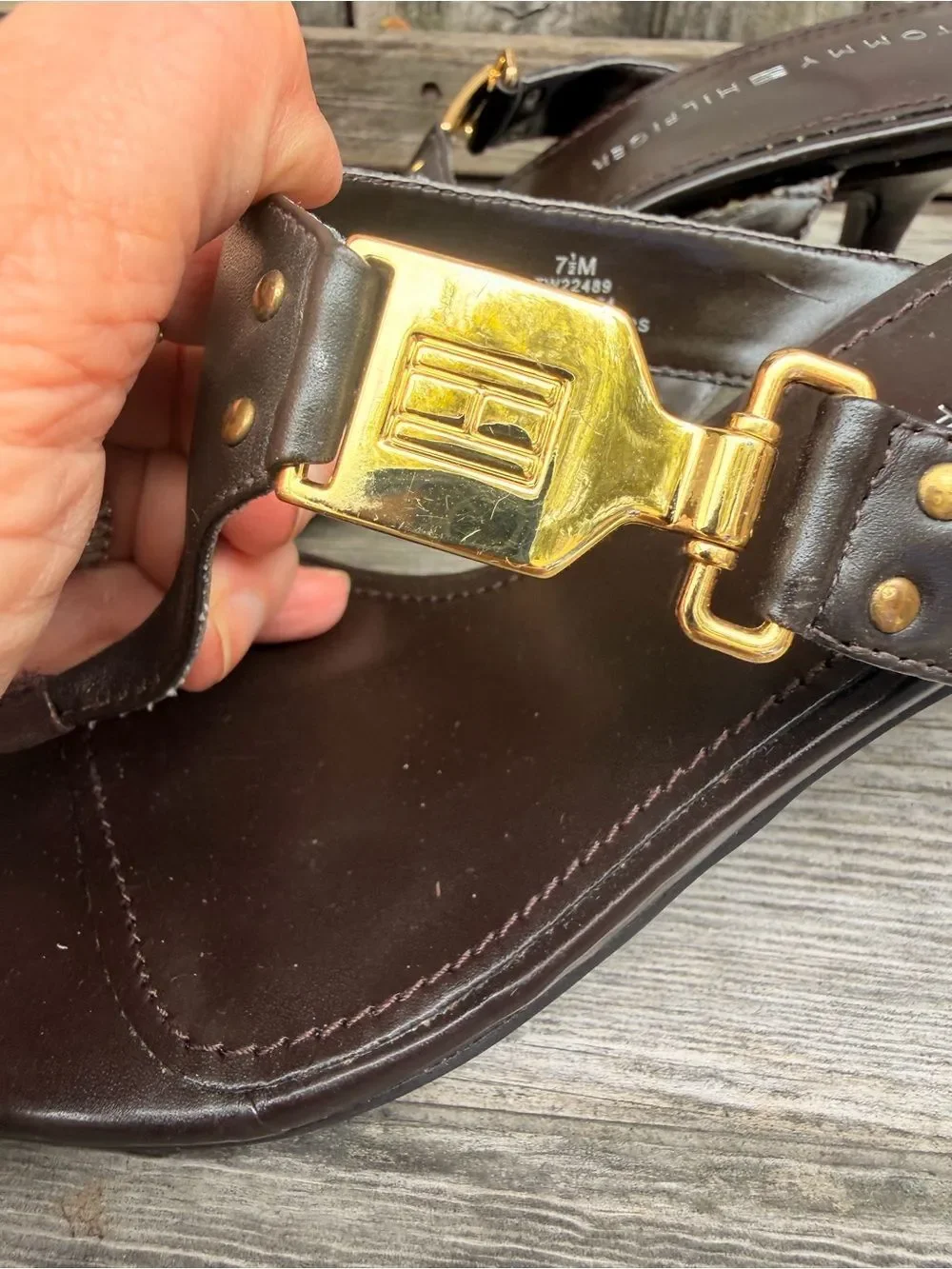 Tommy Hilfiger Dark Brown Leather Thong Kitten Heel Sandals Gold Buckle 7 1/2